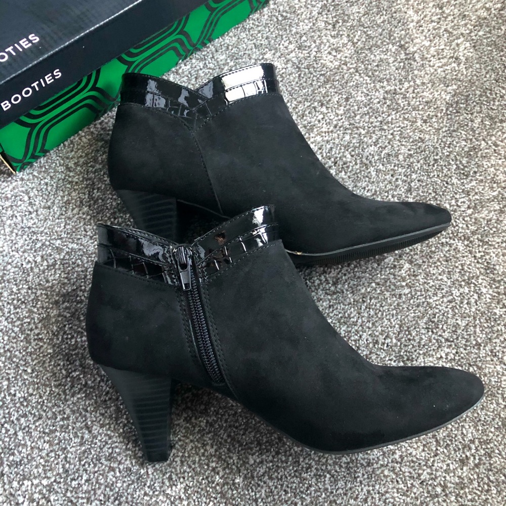 East  5th Avenue black Seude booties! Size 8M